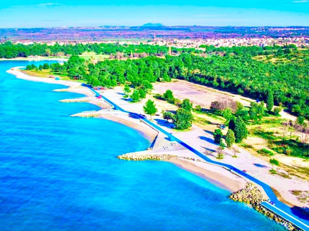 Deluxe Bluebay Oasis
